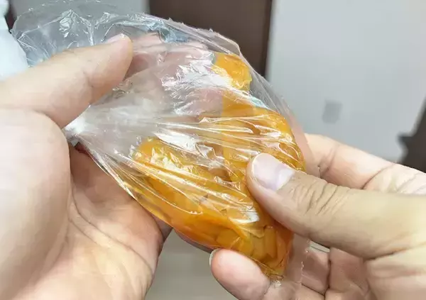 「ニンジンの皮、まだ捨ててる？　ほったらかし30分で『立派なおかず』になる簡単レシピ」の画像