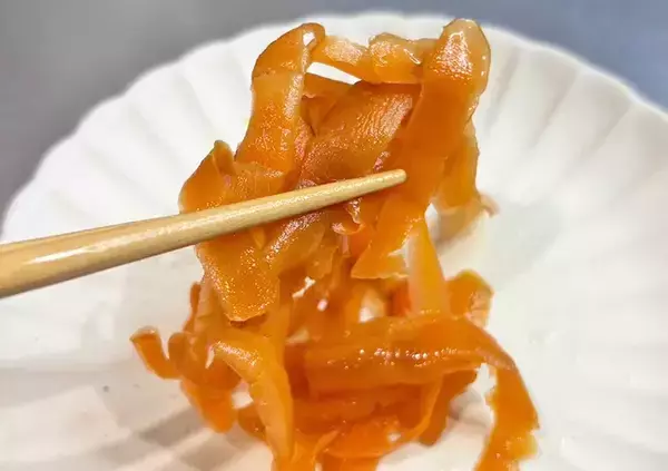 「ニンジンの皮、まだ捨ててる？　ほったらかし30分で『立派なおかず』になる簡単レシピ」の画像