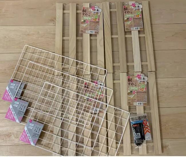 ダイソーのワイヤーネット、すのこと組み合わせると…？　工具不要で作れる『3段ラック』に感動