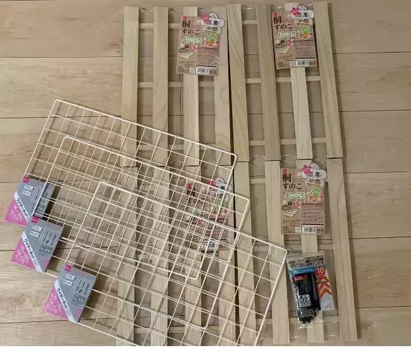 「ダイソーのワイヤーネット、すのこと組み合わせると…？　工具不要で作れる『3段ラック』に感動」の画像