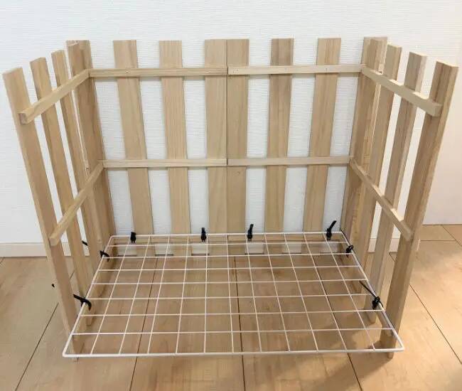 ダイソーのワイヤーネット、すのこと組み合わせると…？　工具不要で作れる『3段ラック』に感動