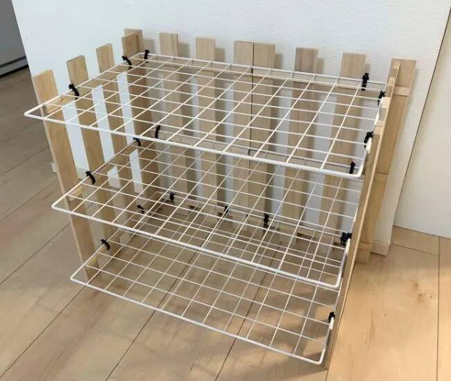 ダイソーのワイヤーネット、すのこと組み合わせると…？　工具不要で作れる『3段ラック』に感動