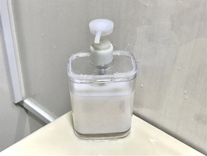 110円『クッションゴム』をボトルの底に貼ると…　意外な効果に「使いやすい！」【活用法4選】