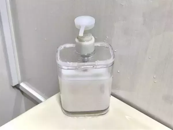 110円『クッションゴム』をボトルの底に貼ると…　意外な効果に「使いやすい！」【活用法4選】
