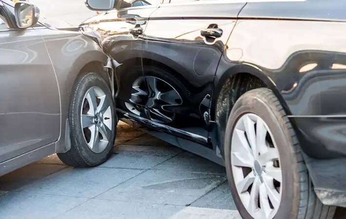 サンダルで運転はダメでも『裸足』ならOK？　弁護士に聞いた意外な答えとは