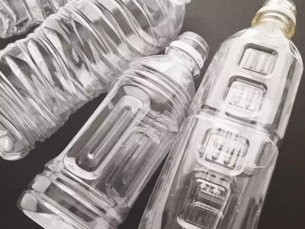 針金ハンガーに一工夫　空のペットボトルを通した結果に「コレは賢い」「早速試す」【活用法4選】