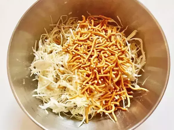 混ぜるだけで完成！ ベビースター×キャベツのやみつきレシピに「子どもが夢中になった」