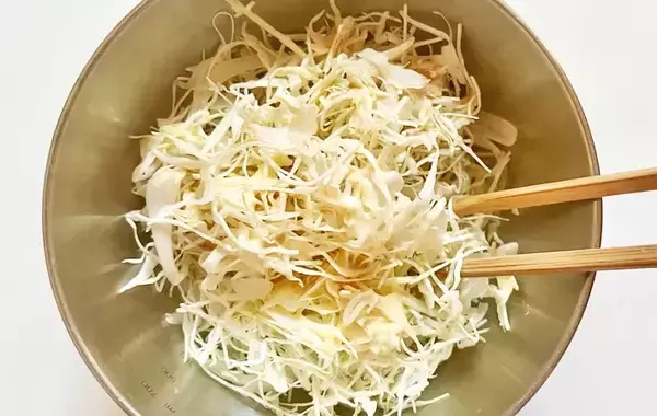 「混ぜるだけで完成！ ベビースター×キャベツのやみつきレシピに「子どもが夢中になった」」の画像