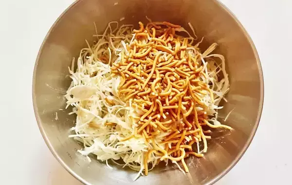 「混ぜるだけで完成！ ベビースター×キャベツのやみつきレシピに「子どもが夢中になった」」の画像