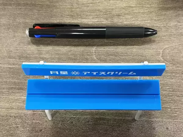 「100均で買った『ミニチュア　カラーベンチ』　デスクに置くと…？【活用法3選】」の画像