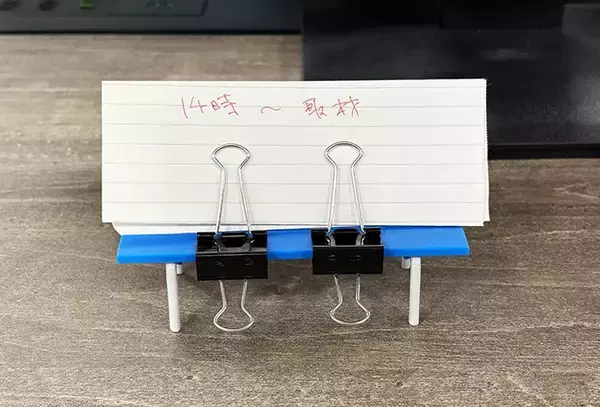 「100均で買った『ミニチュア　カラーベンチ』　デスクに置くと…？【活用法3選】」の画像