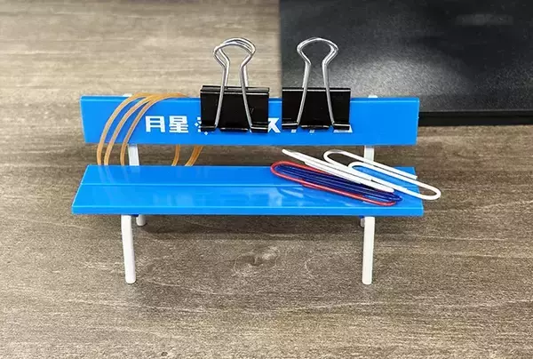 「100均で買った『ミニチュア　カラーベンチ』　デスクに置くと…？【活用法3選】」の画像