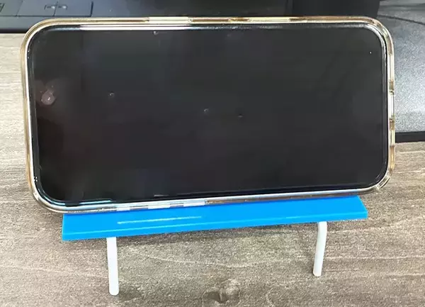 「100均で買った『ミニチュア　カラーベンチ』　デスクに置くと…？【活用法3選】」の画像