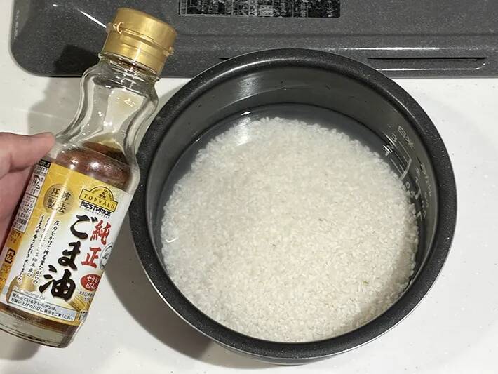 ごま油1杯を入れて炊いたら？　簡単な工夫で、ご飯の仕上がりが劇的に変わる！