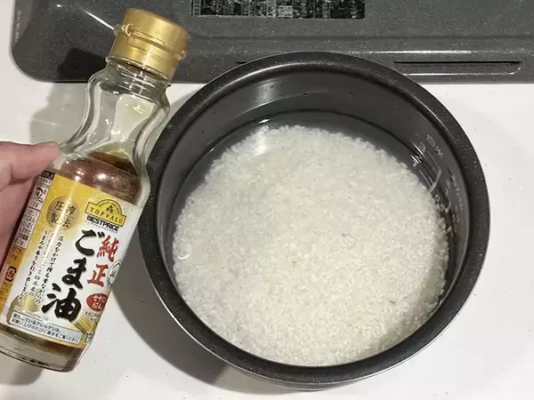 「ごま油1杯を入れて炊いたら？　簡単な工夫で、ご飯の仕上がりが劇的に変わる！」の画像