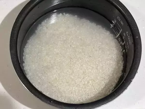 「ごま油1杯を入れて炊いたら？　簡単な工夫で、ご飯の仕上がりが劇的に変わる！」の画像