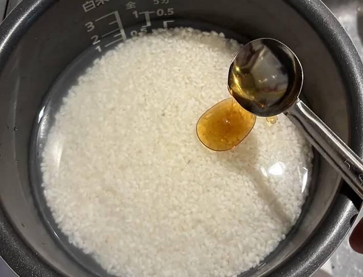 ごま油1杯を入れて炊いたら？　簡単な工夫で、ご飯の仕上がりが劇的に変わる！