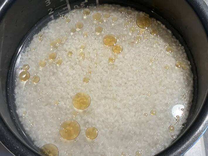 ごま油1杯を入れて炊いたら？　簡単な工夫で、ご飯の仕上がりが劇的に変わる！