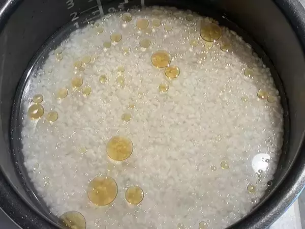 「ごま油1杯を入れて炊いたら？　簡単な工夫で、ご飯の仕上がりが劇的に変わる！」の画像
