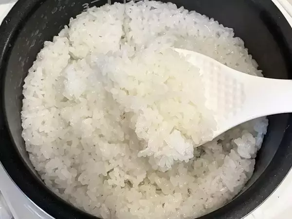 「ごま油1杯を入れて炊いたら？　簡単な工夫で、ご飯の仕上がりが劇的に変わる！」の画像