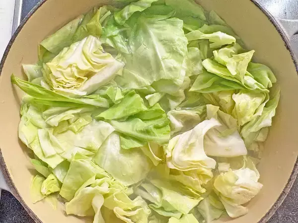 【GW中に助かる簡単レシピ】スープまで飲み干せる！　15分で完成『春キャベツのスープパスタ』