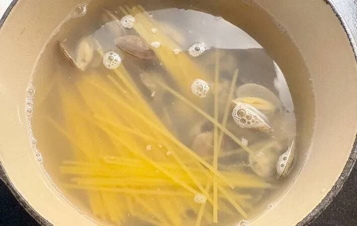 【GW中に助かる簡単レシピ】スープまで飲み干せる！　15分で完成『春キャベツのスープパスタ』