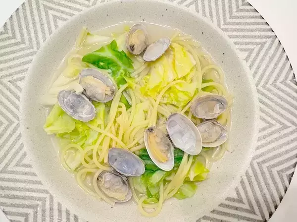 「【GW中に助かる簡単レシピ】スープまで飲み干せる！　15分で完成『春キャベツのスープパスタ』」の画像
