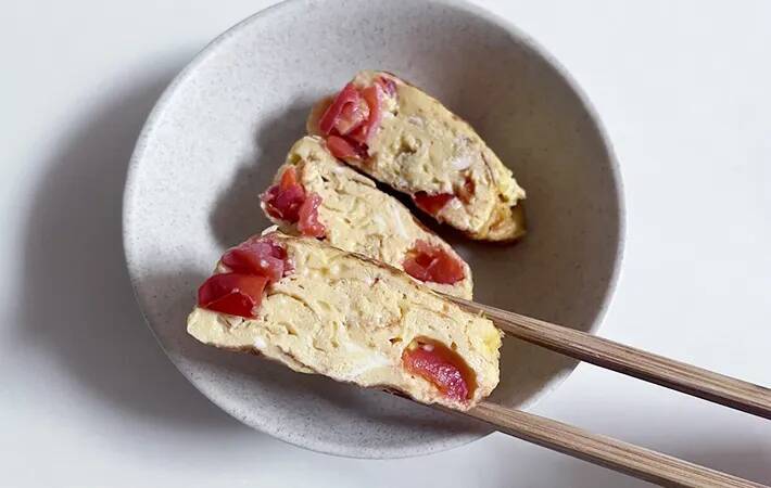 玉子焼きに『5個』入れてみて！　ほどよい酸味が出て「夫に好評」「断面もあざやか」
