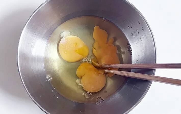 玉子焼きに『5個』入れてみて！　ほどよい酸味が出て「夫に好評」「断面もあざやか」