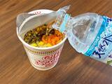 「カップラーメンに『水』を注ぐと？　30分後の変化に「夏の非常食にピッタリ」」の画像1