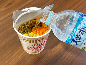 カップラーメンに『水』を注ぐと？　30分後の変化に「夏の非常食にピッタリ」