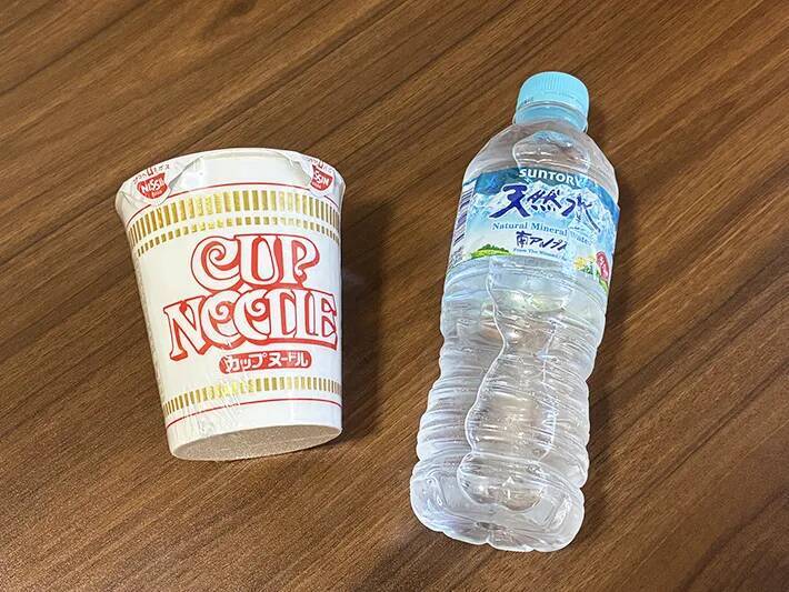カップラーメンに『水』を注ぐと？　30分後の変化に「夏の非常食にピッタリ」