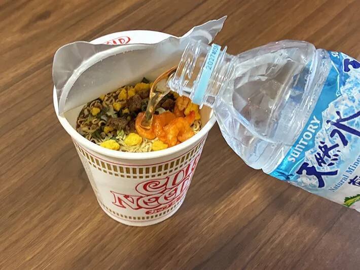 カップラーメンに『水』を注ぐと？　30分後の変化に「夏の非常食にピッタリ」