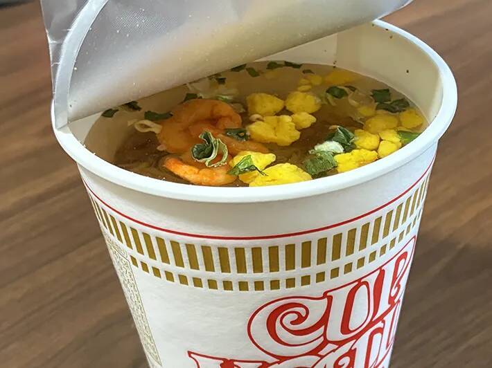 カップラーメンに『水』を注ぐと？　30分後の変化に「夏の非常食にピッタリ」