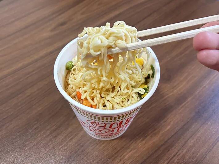 カップラーメンに『水』を注ぐと？　30分後の変化に「夏の非常食にピッタリ」