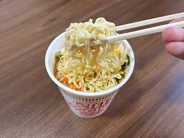 「カップラーメンに『水』を注ぐと？　30分後の変化に「夏の非常食にピッタリ」」の画像