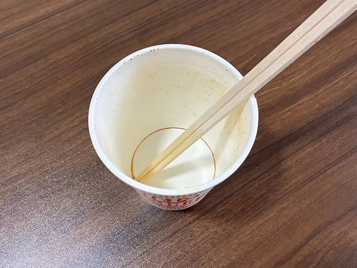 カップラーメンに『水』を注ぐと？　30分後の変化に「夏の非常食にピッタリ」