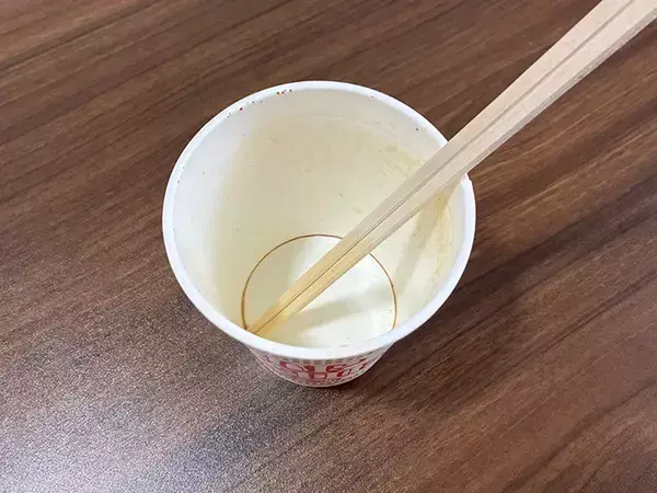 「カップラーメンに『水』を注ぐと？　30分後の変化に「夏の非常食にピッタリ」」の画像