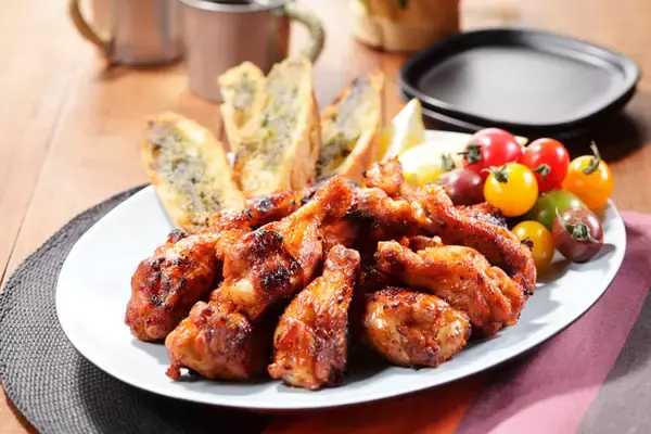 「肉が柔らかジューシーに！　『エバラ黄金の味』で作る簡単レシピ」の画像