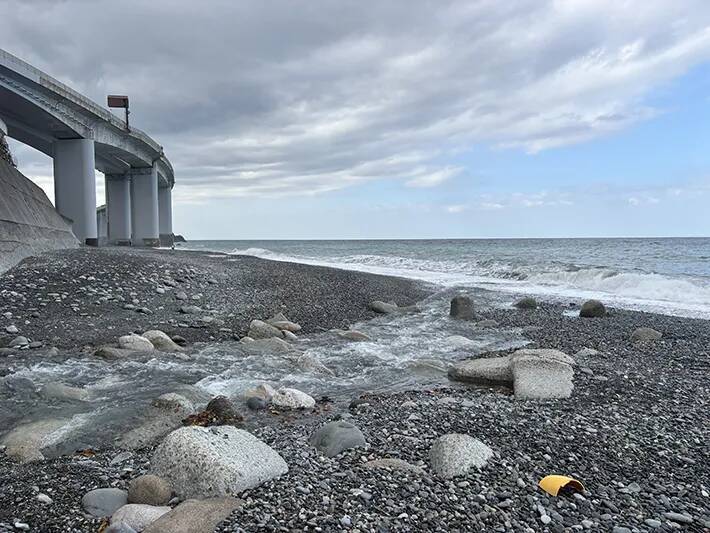 海岸に流れ着いた、重たい石　ライトを照らしたら…？「なんだこれ！」「初めて見た」