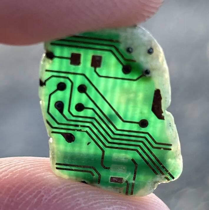 海岸に流れ着いた、重たい石　ライトを照らしたら…？「なんだこれ！」「初めて見た」