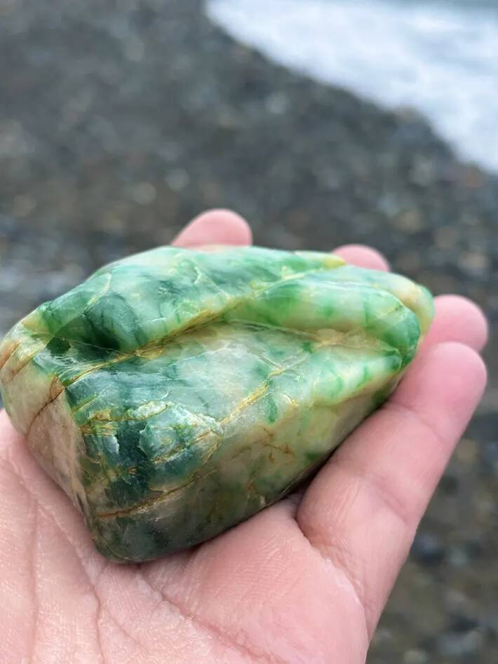 海岸に流れ着いた、重たい石　ライトを照らしたら…？「なんだこれ！」「初めて見た」