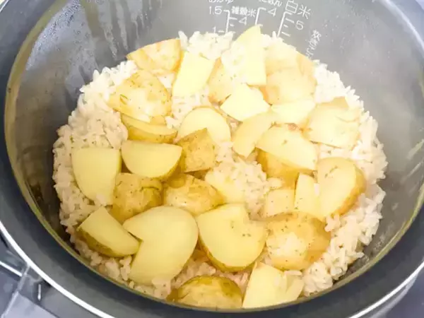「息子が大絶賛」「おかわり止まらん」　新ジャガイモを炊飯器に入れて…？