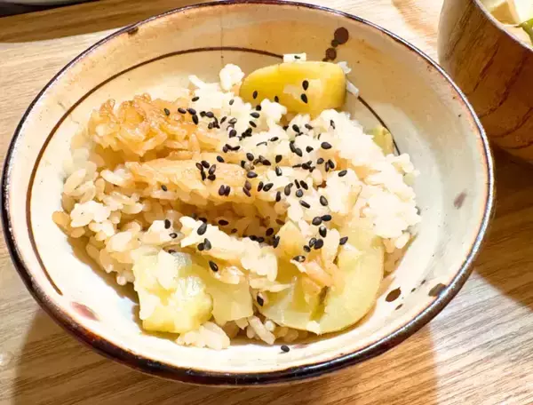 「「息子が大絶賛」「おかわり止まらん」　新ジャガイモを炊飯器に入れて…？」の画像