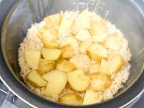 「息子が大絶賛」「おかわり止まらん」　新ジャガイモを炊飯器に入れて…？