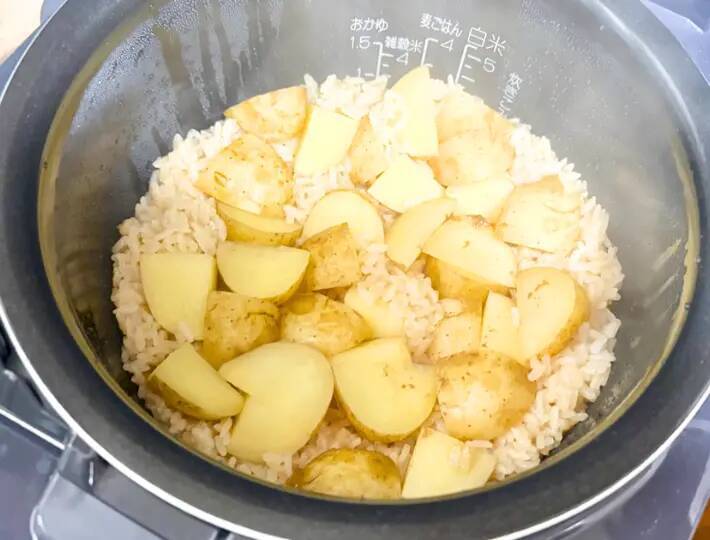 「息子が大絶賛」「おかわり止まらん」　新ジャガイモを炊飯器に入れて…？