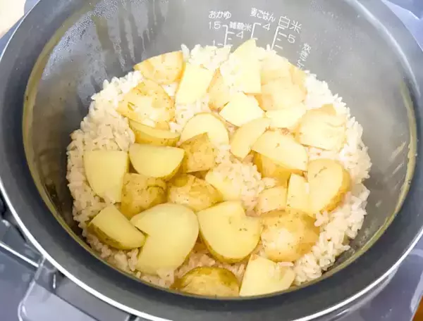 「「息子が大絶賛」「おかわり止まらん」　新ジャガイモを炊飯器に入れて…？」の画像