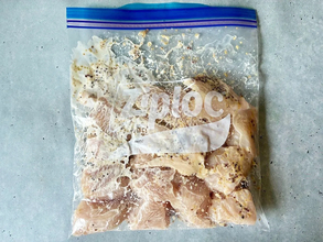 鶏むね肉に『大さじ1杯ずつ』　30分漬けこむだけで「しっとりジューシー！」