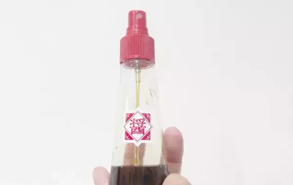「醤油だけじゃもったいない！　ダイソーの『醤油スプレー』に入れたのは…」の画像