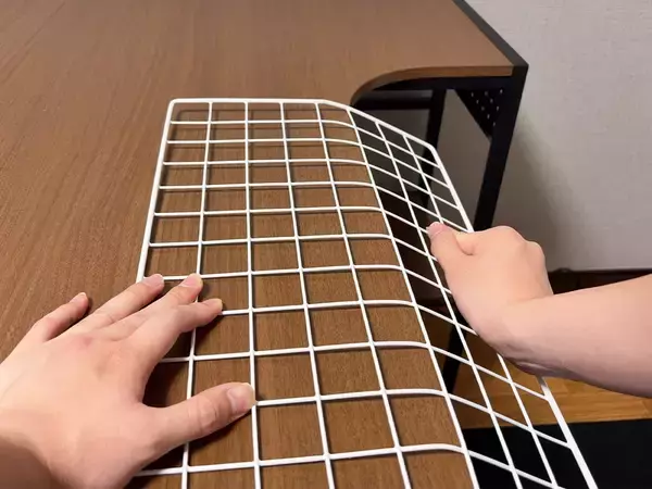 折り曲げたワイヤーネット、クローゼットに設置すると…　入る服が『8着』増えた裏ワザ